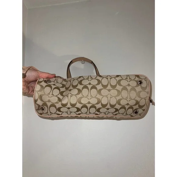 Classic Coach Shoulder Bag - Picture 3 of 7